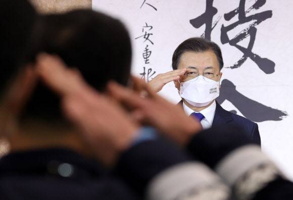 진급자 경례 받는 문재인 대통령 - 문재인 대통령이 16일 청와대 영빈관에서 열린 육군, 해군, 해병대, 공군 준장 진급자 삼정검 수여식에서 경례를 받고 있다. 삼정검의 ‘삼정’은 육.해.공군이 일치하여 호국 통일 번영의 3가지 정신 달성을 의미한다. 이날 문 대통령은 76명에게 삼정검을 수여했다. 2021.11.16 연합뉴스