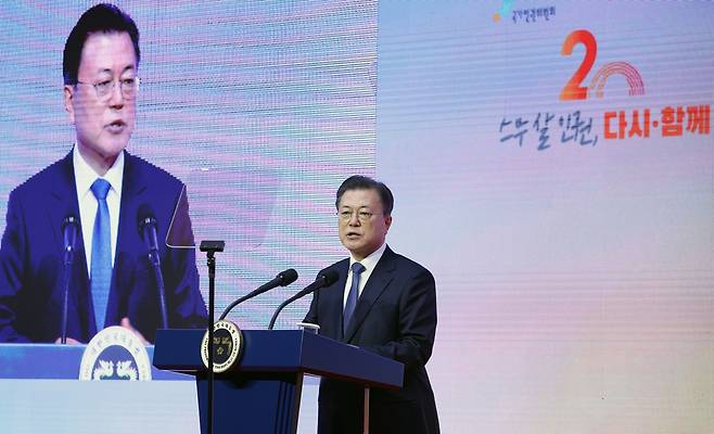 인권위 설립 20주년 기념식 참석한 문 대통령 - 문재인 대통령이 25일 서울 중구 명동성당 꼬스트홀에서 열린 국가인권위원회 설립 20주년 기념식에서 인사말을 하고 있다. 2021.11.25 연합뉴스