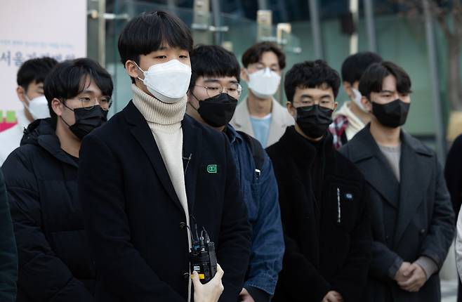 ‘수능 출제오류’ 첫 법적 공방 마친 후 - 신동욱 양명고등학교 3학년 학생이 8일 오후 서울 서초구 서울행정법원에서 열린 2022학년도 대학수학능력시험 과학탐구영역 생명과학Ⅱ 출제오류 관련 집행정지 신청 심문을 마친 후 취재진 질문에 답변하고 있다. 2021.12.8 뉴스1