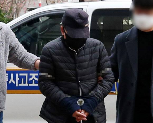 초등생 치어 숨지게 한 화물차 기사 영장심사 - 등굣길 초등학생을 치어 숨지게 한 혐의를 받는 60대 화물차 기사 A씨가 9일 오후 구속 전 피의자 심문(영장실질심사)을 받기 위해 인천시 미추홀구 인천지방법원으로 들어서고 있다. 2021.12.9 연합뉴스