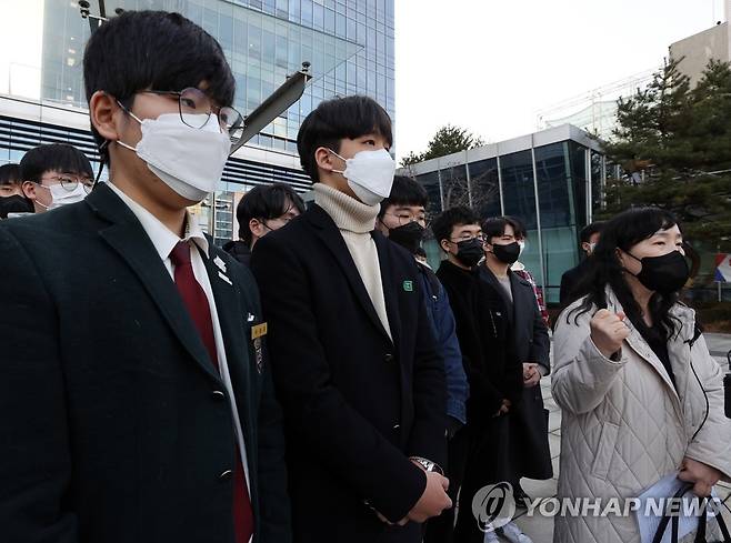 출제오류 논란, 수능 생명과학Ⅱ 첫 법정 공방 (서울=연합뉴스) 김주성 기자 = 출제오류 논란이 불거진 수능 생명과학Ⅱ 문항을 둘러싼 첫 법정 공방이 열린 8일 오후 한국교육과정평가원을 상대로 집행정지를 신청한 수험생과 소송대리인들이 서울 서초구 서울행정법원에서 열린 심문이 끝난 뒤 법정에서 나와 기자회견을 하고 있다. 2021.12.8 utzza@yna.co.kr