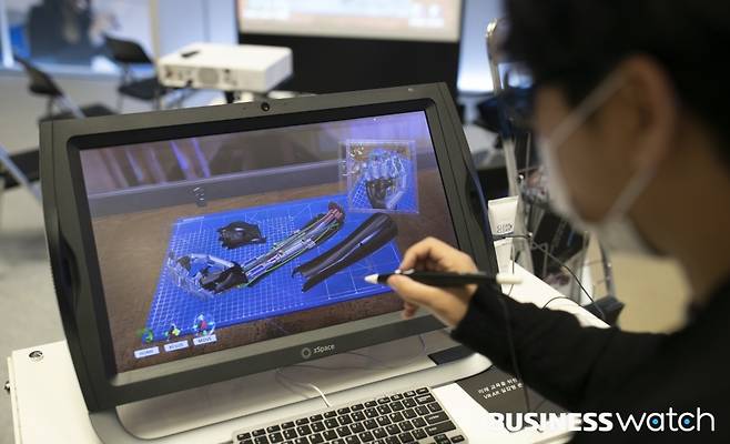 10일 오전 서울 삼성동 코엑스에서 열린 '제조혁신코리아 2021'에 참석한 관람객이 3D 기술을 이용한 제조현장 체험을 하고 있다./사진=이명근 기자 qwe123@