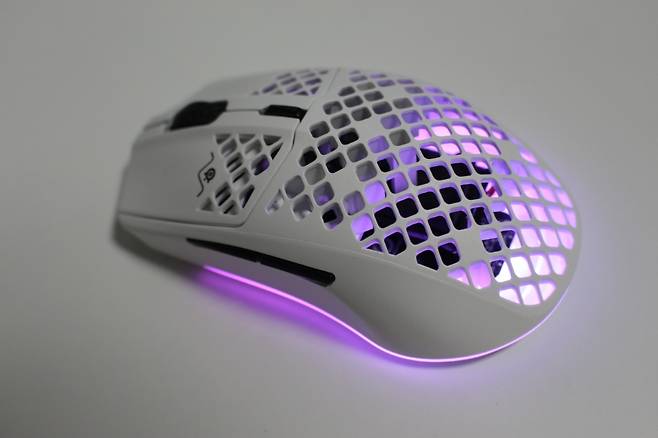 고급스런 화이트톤의 '에어록스3 와이어리스 스노우 2022'.