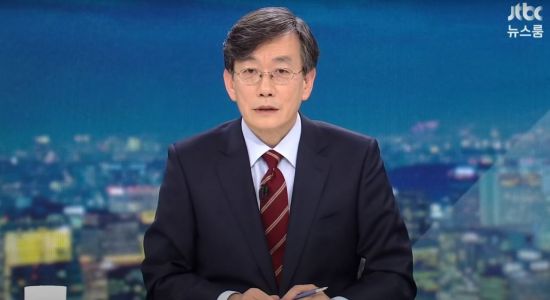 2020년 1월 2일 손석희 JTBC 사장이 뉴스룸 고별 방송을 진행하고 있다. 사진출처=JTBC 뉴스룸 캡쳐