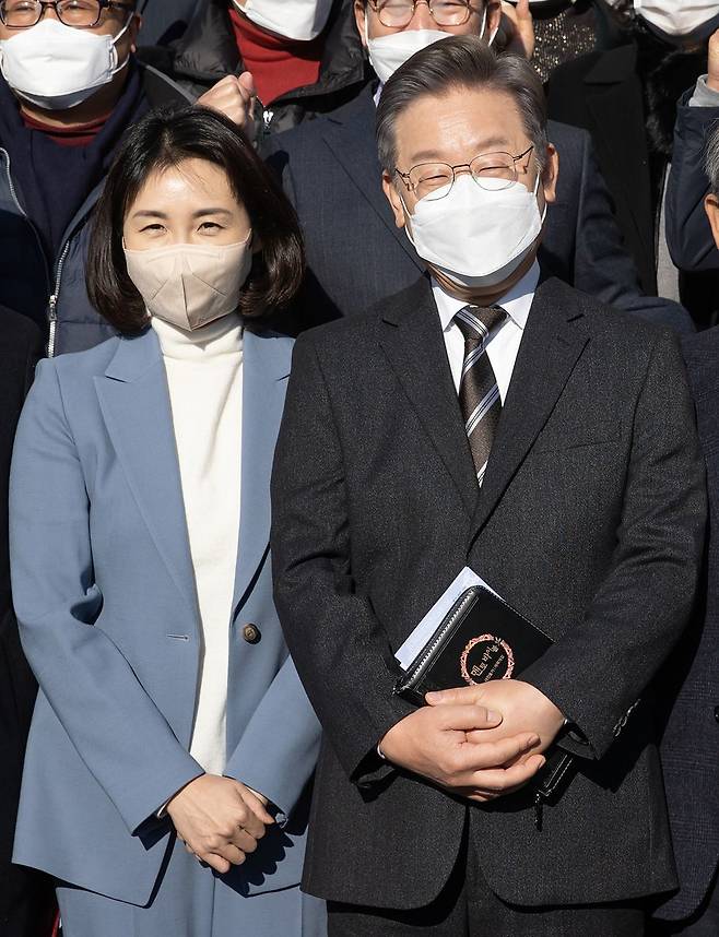 더불어민주당 이재명 대선후보와 아내 김혜경씨가 5일 전북 정읍시 성광교회 주일예배를 마친 뒤 기념촬영을 하고 있다. /더불어민주당 선대위 제공