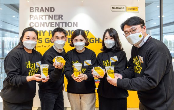 지난 8일 서울 강남구 삼성동 코엑스에서 진행된 ‘2021 노브랜드 버거, 브랜드 파트너(가맹점주) 동반성장 컨벤션’에서 신세계푸드 임직원들과 브랜드 파트너가 함께 노브랜드 버거의 성장을 다짐하며 파이팅을 외치고 있다.