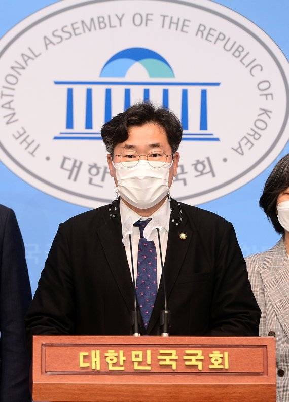 국회 교육위원회 박찬대 더불어민주당 간사가 9일 오전 서울 여의도 국회 소통관에서 '국가교육의원회법' 법안 통과를 위해 국민의힘의 결단을 촉구하는 기자회견을 하고 있다. 사진=뉴시스