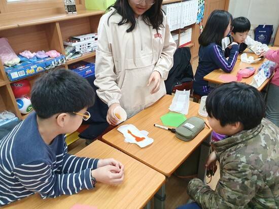 <예민함을 가르칩니다>(공저)를 펴낸 김수진 초등교사가 생리대를 활용한 ‘몸 교육-생리 탐구 프로젝트’ 수업을 진행한 뒤 학생들과 함께 만든 결과물. 몸 교육의 핵심은 학생들이 2차 성징의 차이를 인지하되 성차별로 이어지지 않도록 인권 교육을 겸하는 것이다. 김수진 교사 제공