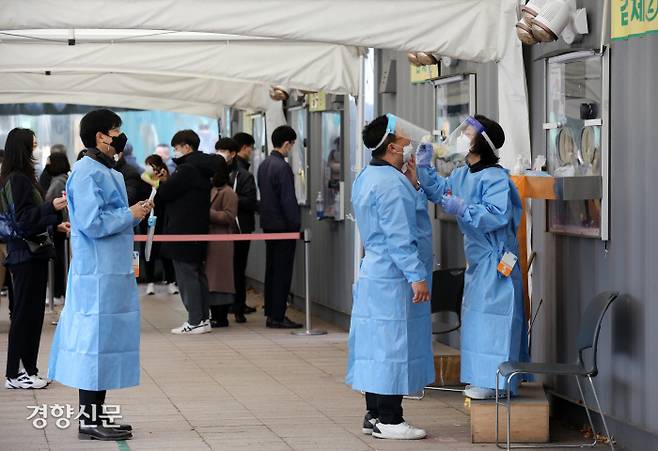 9일 서울시청 광장 임시선별진료소에서 의료진이 코로나 검사를 받고 있다./박민규 선임기자