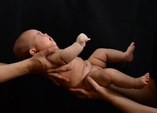 사망자 수가 출생아 수보다 많아지면서 지난해 처음 대한민국 인구가 자연 감소했다. 올해 출생아 수도 역대 최저 수준이다. 2016년 40만명 수준에서 반 토막 난 20만명대에 머무를 것으로 전망된다. 아이 울음소리가 사라지고 있지만 여전히 아기의 탄생은 신비하고 축복 가득한 경사다. 2021년생 은우(태명)양이 힘차게 울고 있다.