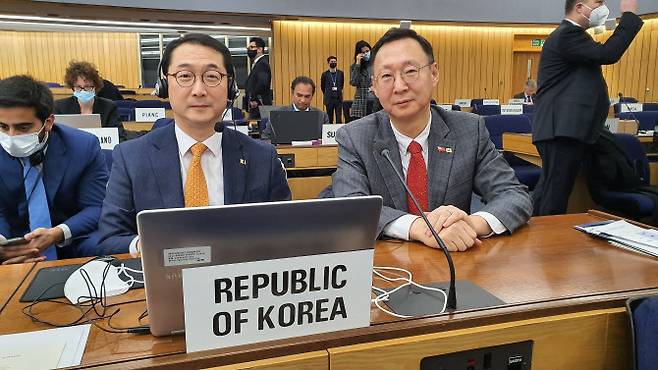 IMO총회에 참석한 김건(사진 왼쪽) 주영국 대사, 류재형 해수부 해양수산관 (사진=해수부)