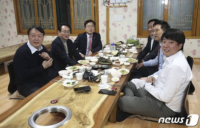 윤석열 국민의힘 대선 후보와 이준석 당대표가 3일 오후 울산 울주군 한 식당에서 회동하고 있다. 2021.12.3/뉴스1 © News1 윤일지 기자