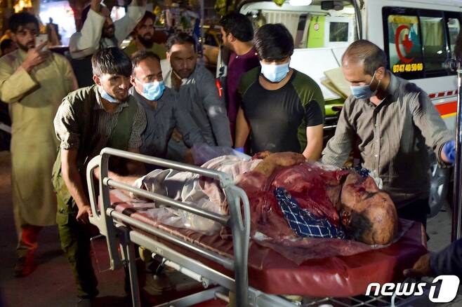 2021년 8월26일(현지시간) 아프가니스탄 카불 공항 외곽에서 발생한 IS 소행의 연쇄 자살폭탄 테러로 발생한 부상자가 병원으로 이송되고 있다. © AFP=뉴스1 © News1 우동명 기자