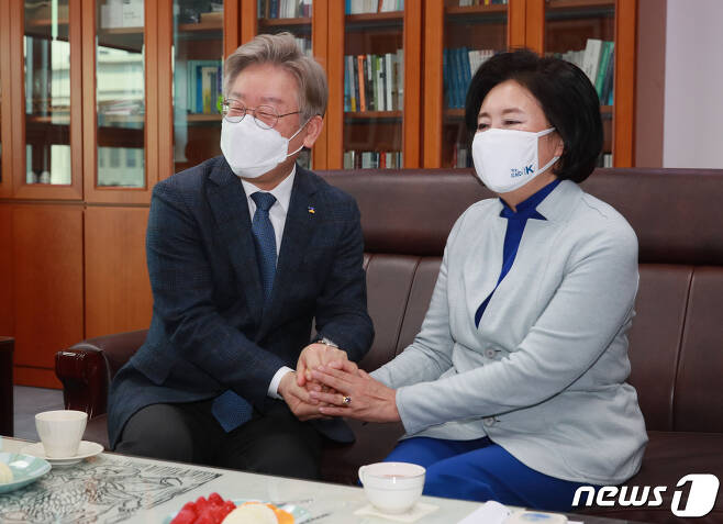 이재명 더불어민주당 대선 후보(왼쪽)와 박영선 전 중소벤처기업부 장관. 2021.3.24/뉴스1 © News1 박세연 기자