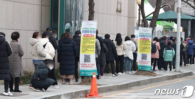 대전 서구보건소 코로나19 선별진료소에 검사를 받으려는 시민들의 발길이 이어지고 있다. ©News1 김기태 기자