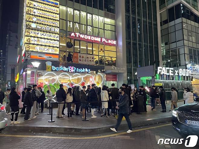 11일 서울 강남역 주변 클럽 앞 모습. 한산한 식당가와 달리 인파가 몰려 있다.© 뉴스1 박재하 기자