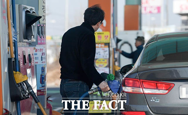 11일 오피넷에 따르면 이번 주 전국 주유소 휘발유 판매 가격은 지난주보다 13.0원 내린 ℓ당 1664.7원으로 집계됐다. 위 사진은 해당 기사와 무관함 /더팩트 DB