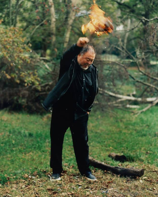 중국 설치미술가 아이웨이웨이가 영국의 풀밭 위에서 자신의 책을 불태우는 퍼포먼스를 벌이고 있다. 이는 짧은 영상으로 제작돼 10일 서울에서 세계 최초로 상영됐다. /CIRCA 2021