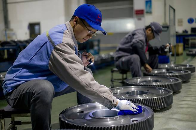 지난 7일 중국 장쑤성 창저우의 한 기차 공장에서 근로자가 일하고 있다./EPA 연합뉴스