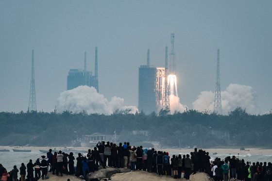중국 시민들이 지난 22일 중국 하이난성 원창 우주발사기지에서 발사되는 중국 신형 운반로켓 창정 8호를 보고 있다. AFP/연합뉴스 제공