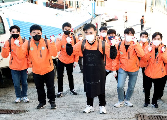 부산 남구 취약계층 가정에 손병두 한국거래소 이사장(왼쪽 네 번째)과 2022년 한국거래소 신입직원들이 연탄을 직접 배달하는 임직원 봉사활동을 하고 있다. 사진=한국거래소