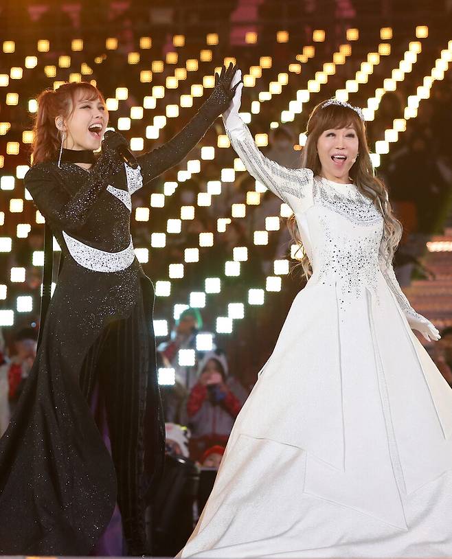 가수 소향(왼쪽)이 2018년 평창겨울패럴림픽 개회식에서 소프라노 조수미와 대회 주제곡을 부르고 있다. 연합뉴스