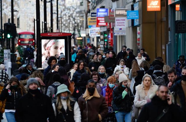 10일 영국 런던 중심부 옥스포드 거리에서 시민들이 마스크를 쓴 채 걷고 있다. 런던=AFP 연합뉴스