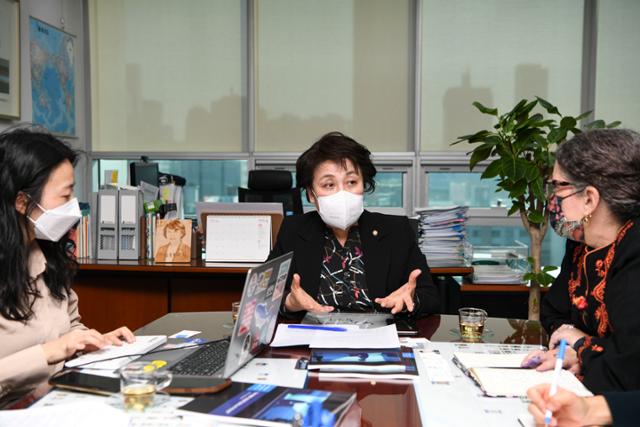 지난달 24일 서울 여의도 국회 정춘숙 의원실에서 정춘숙(가운데) 더불어민주당 의원과 헤더 바(오른쪽) HRW 여성권리부문 디렉터가 대담을 하고 있다. 한지은 인턴기자