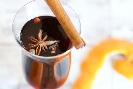 유럽에서는 따뜻하게 끓인 와인 '뱅쇼(글루바인)'를 겨울철에 즐겨 마신다. 사진 unsplash