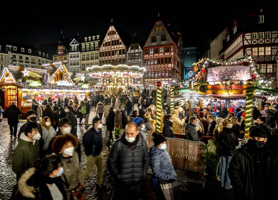 12월 4일 독일 프랑크푸르트 크리스마스 마켓의 모습. 코로나19의 위세가 여전하지만 연말 분위기를 즐기려는 사람들로 거리가 복작복작한 모습. AP=연합뉴스