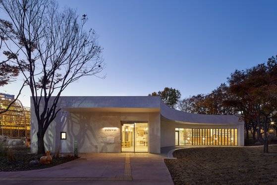 양천공원 책 쉼터의 입구. 오래된 느티나무가 옆에 있어 건물도 이전부터 있었던 듯 자연스럽다. ［사진 노경 작가]