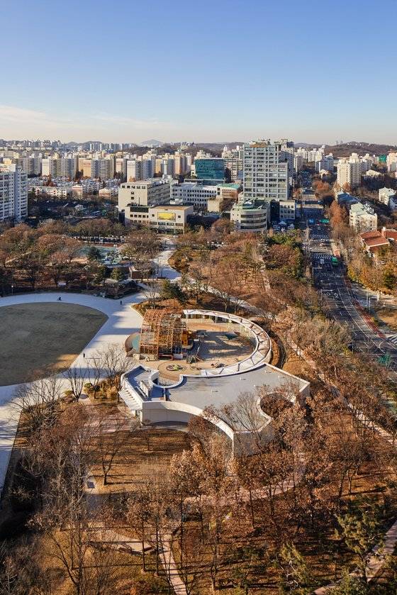 책 쉼터는 나무를 품고, 놀이터와 잔디밭의 선을 수용한 결과 자연스럽게 곡선이 많은 건물이 됐다.［사진 노경 작가]