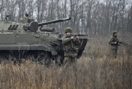 러시아군이 12월 10일 러시아 남부 로스토프 지역의 카다모프스키 사격장에서 훈련에 참가하고 있다. 우크라이나 인근 러시아군의 집중은 우크라이나에 대한 러시아의 침략 가능성에 대한 우려를 불러일으켰다. AP=연합뉴스