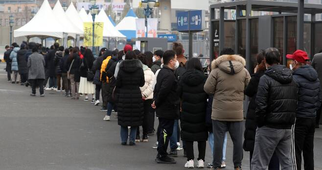 11일 오전 서울 중구 서울역광장에 마련된 신종 코로나바이러스 감염증(코로나19) 임시 선별검사소에서 시민들이 검사를 위해 줄 서 있다. [뉴스1]