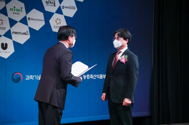 이재현 인천 서구청장이 10일 스타브랜드 대상을 3년 연속 수상하고 있다. 인천 서구 제공