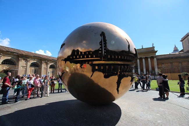 이탈리아 조각가 아르날도 포모도로가 만든 `천체 안의 천체`. /사진=송경은 기자