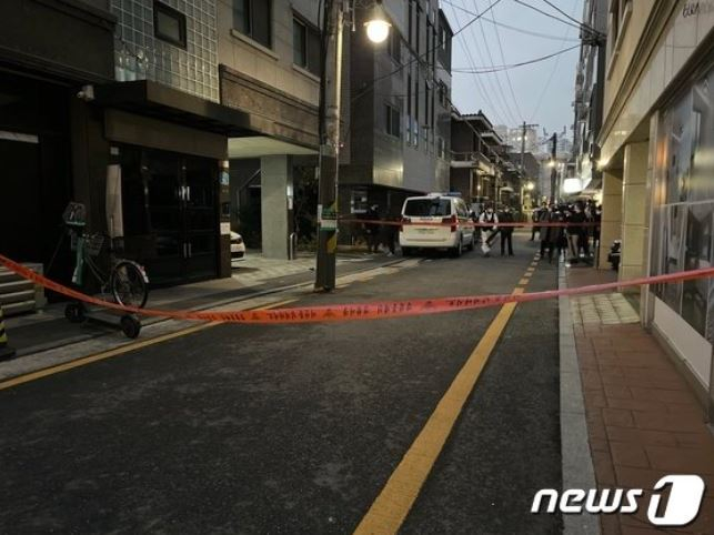 10일 신변보호를 받던 여성의 가족이 살해당한 서울 송파구 건물 주위에 폴리스라인이 처져 있다. /사진제공=뉴스1