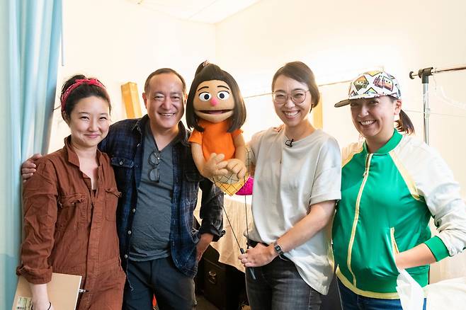 '세서미 스트리트' 최초의 아시아계 캐릭터 '지영'을 기획하고 연기한 캐슬린 김(왼쪽 세번째) [헤럴드 코넥트팀]