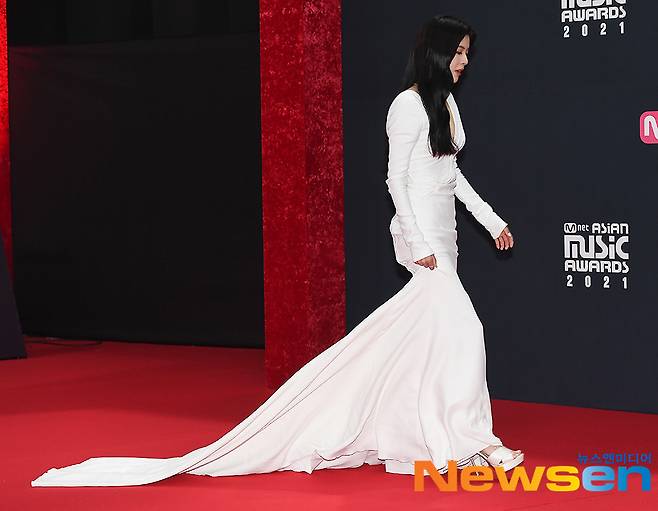Actor Lee Sun-bin is entering the 2021 Mnet Asian Music Awards (MAMA) red carpet and photo wall at CJ ENM Studio Paju Center in Tanhyeon-myeon, Paju City, Gyeonggi Province on the afternoon of December 11 to have photo time.