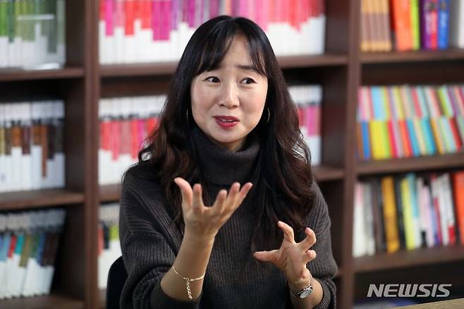 [서울=뉴시스] 박진희 기자 = 동화작가 김리리가 지난 9일 서울 강남구 비룡소에서 뉴시스와 인터뷰 하고 있다. 2021.12.11. pak7130@newsis.com