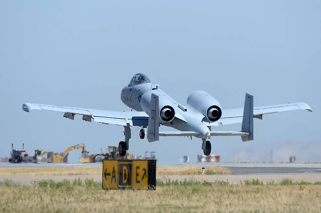 미 공군 A-10 공격기가 비행훈련을 위해 활주로에서 이륙하고 있다. 미 공군 제공