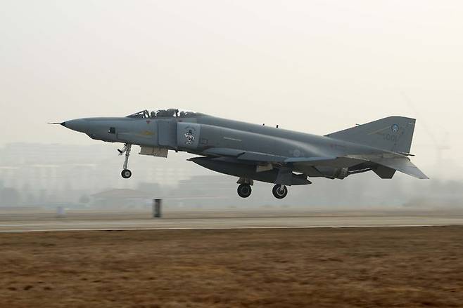 한국 공군 RF-4 정찰기가 비행훈련을 위해 이륙하고 있다. 세계일보 자료사진