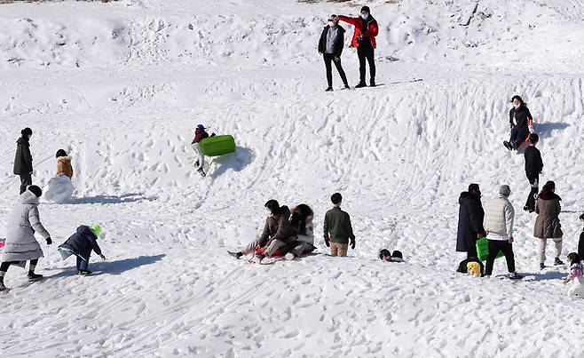 지난 5일 오후 강원 춘천시 엘리시안 강촌 스키장에서 가족 단위 이용객들이 눈썰매를 즐기고 있다.   연합뉴스