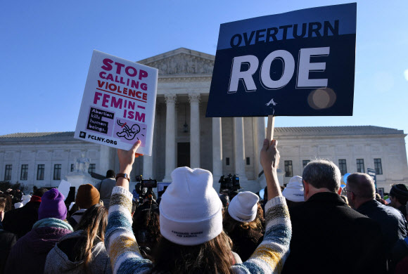 낙태권 철폐에 찬동하는 미국인들이 지난 1일(현지시간) 연방대법원 앞에서 시위를 벌이는데 ‘낙태가 인간을 살해한다’ ‘로(판례)를 뒤집어라’ 등이 적힌 피켓이 눈에 띈다.AFP 자료사진 연합뉴스