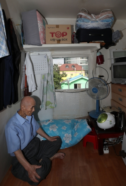 서울의 한 쪽방촌에 노인이 홀로 앉아있다. /서울경제DB