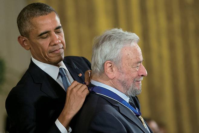 오바마 전 미국 대통령은 2015년 11월 백악관에서 스티븐 손드하임에게 자유훈장을 수여했다.ⓒ연합뉴스
