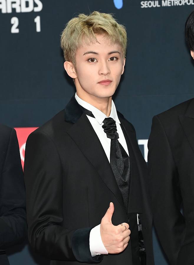 NCT Mark, who attended the awards ceremony red carpet event, has photo time.