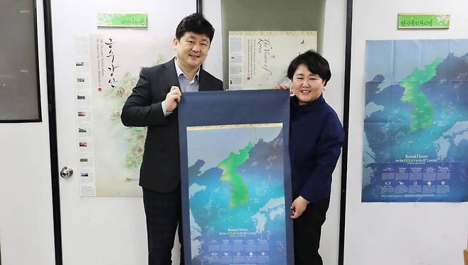 박기태 단장(왼쪽)과 김선미 회장이 한반도 지도를 들어 보이고 있다 [반크 제공]