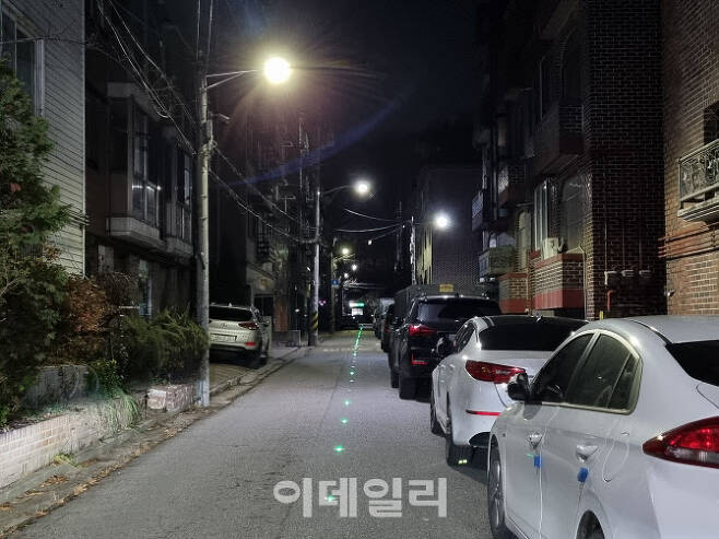 경기 안산 조두순 거주지 주변 도로에 초록색 LED등이 설치돼 밤길을 밝히고 있다.(사진=조민정 기자)