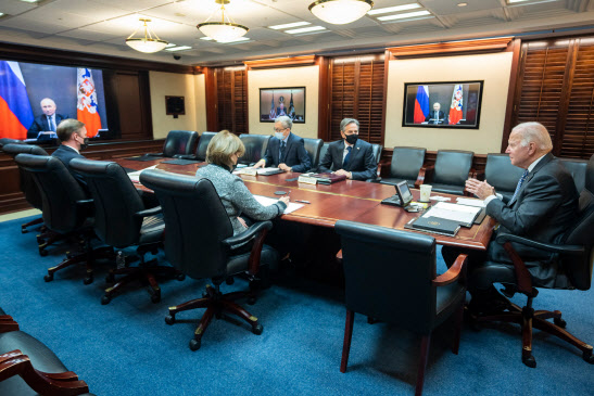 조 바이든 미국 대통령(사진 오른쪽)이 7일(현지시간) 블라디미르 푸틴 러시아 대통령과 화상 정산회담을 열고 있다(사진=AFP 제공)